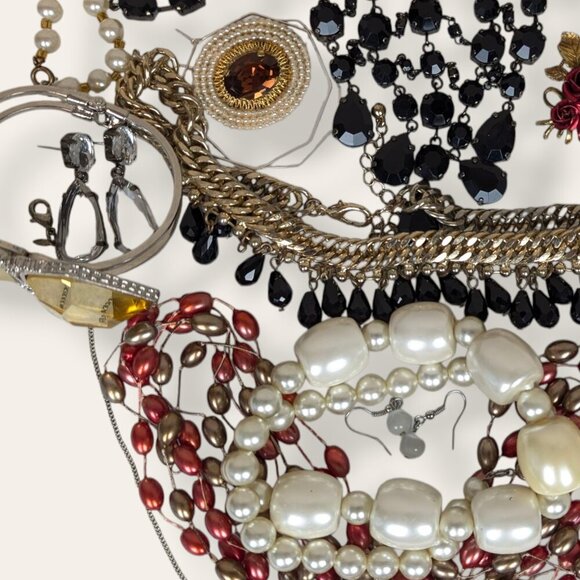 002 - Vintage To Now Jewelry Lot - Statement - Picture 3 of 5